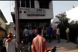 crowd-of-people-seen-in-gas-agency-against-lockdown-rule-in-bilaspur