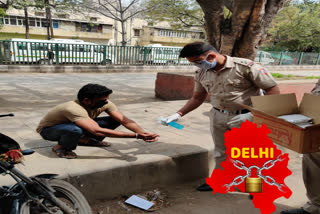 Delhi Police is giving ration to the poor for free due to lockdown.