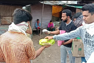 abvp workers providing food to needy people