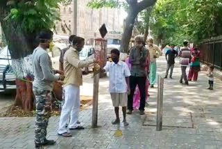 food-distributes-to-needy-in-mumbai