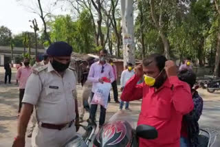 पुलिस ने आमलोगों में बांंटा मास्क