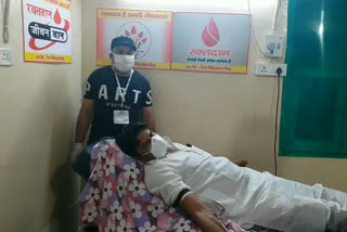 Blood donation Mahadan: MLA Sanjeev Kushwaha arrived to donate blood amid lock down