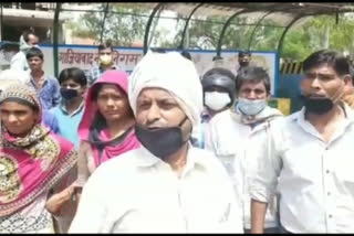 social distancing violated at sahibabad vegetable market in ghaziabad during lockdown