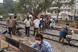 ప్రమాదమని తెలిసినా.. గమ్యం వేగంగా చేరాలని..