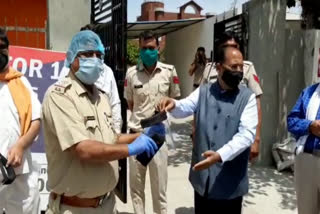 BJP MLA Narendra Gupta distributed masks and sanitizers to police employees in faridabad