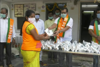 Distribution of lunch packets in Guntur