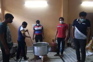 Youth of Sagarpur colony are distributing food during lockdown