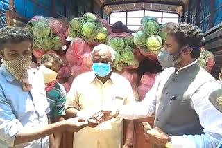 Kolar MP   bought vegetables from farmers