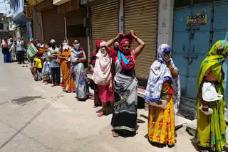 Crowd of women started withdrawing money from Jan Dhan accounts in Gwalior