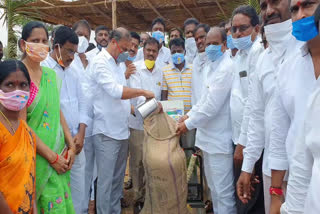 దళారులను నమ్మోద్దు.. టోకెన్ల ద్వారానే కొనుగోళ్లు