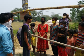 people-bariicade-main-road-of-buniadpur-bangshihari-south-dinajpur