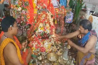 Devotees came to the temple wearing masks