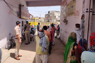 people violating lockdown in agra