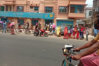 The crowd at the Barasat hut without obeying government guidelines