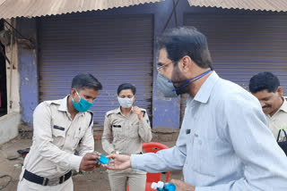 Former MLA Jajpal Singh gave sanitizers to Corona warriors in Ashoknagar