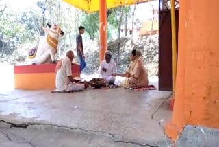 Yagya performed in manoharpur with religious rituals for victory over corona in chaibasa