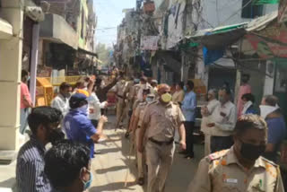 Pushpavarsha on the jawans of Delhi Police farsh bazar police station in Vishwas Nagar