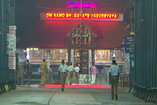 ഗുരുവായൂരിൽ വിഷുക്കണി  ഗുരുവായൂർ ക്ഷേത്രം  guruvayur temple vishu kani  guruvayur