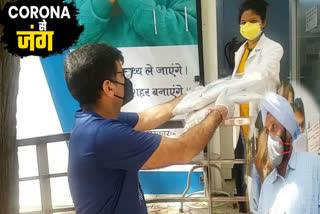 NGO and RWA distribute washable PPE kit to doctors in Pamposh Enclave at delhi