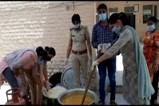 Faridabad Women police  distributing food to thousands of people