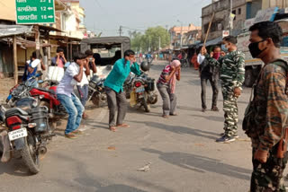 Police became tough on those who roam the road unnecessarily in bokaro