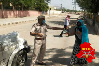 Ration is being distributed to the needy people during lockdown from Dwarka DCP office corona