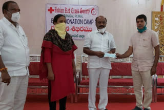 Warangal Rural Collector Haritha, Mla Dharma Reddy Donates blood