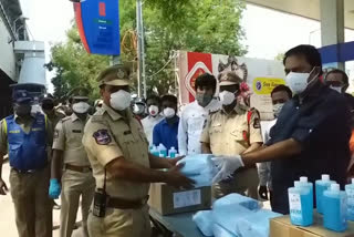 Maganti Gopinath who distributed masks to the police
