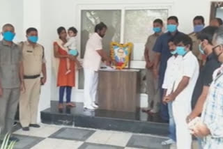 MINISTER SRINIVAS GOUD PAYS TRIBUTE IN HIS HOUSE