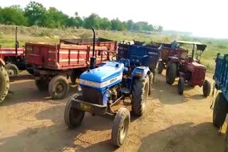 Illegal mining and transportation of sand during lockdown in raipur