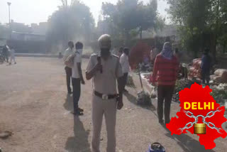 Police team of Baba Haridas Nagar is fully alert in the vegetable market of Najafgarh during lockdown