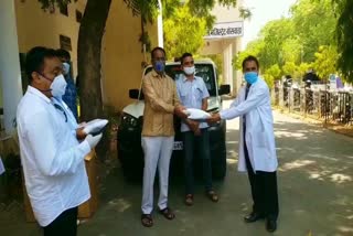 चिकित्सा कर्मियों को बांटे पीपीई किट, Distribute PPE kit to medical personnel