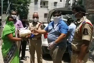 sr nagar police distributed groceries in Hyderabad to construction workers