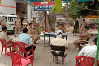 मथुरा के कोरोना हॉटस्पॉट इलाकों का जायजा लेने पहुंचे आगरा रेंज आईजी.