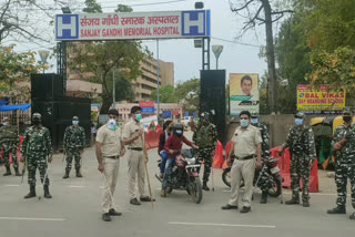 mangolpuri police doing checking during lockdown