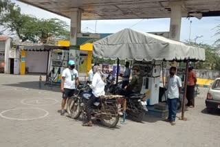 decrease in petrol sales, पेट्रोल की बिक्री में आई भारी कमी