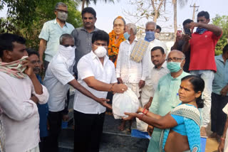 koona ravikumar distributes essential goods to poor family