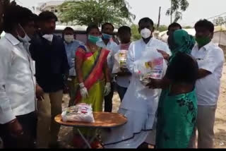 JDS Leader Hanimegowda distributes food for poor in yadgiri