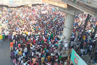 Migrant workers come out in protest in Bandra, demand essentials