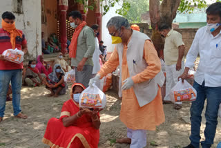 गरीब परिवारों को वितरित किया निशुल्क राशन