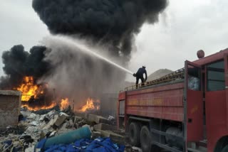 कबाड़ के गोदाम में आग, fire in junk warehouse