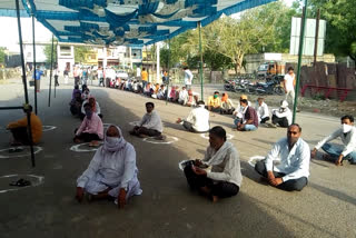 टोकन के लिए किसानों की लाइन, अंता में गेहूं खरीदी का टोकन, Wheat purchase token in anta, Farmers line for tokens