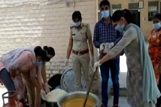 Faridabad Women police  distributing food to thousands of people