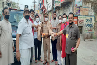 People express gratitude by showering flowers on Muradnagar police