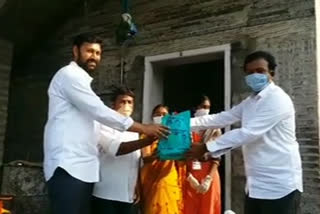 vegitables distirbution by polictical party leaders in kadapa