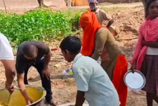 youth are giving food to poor people in lohardaga