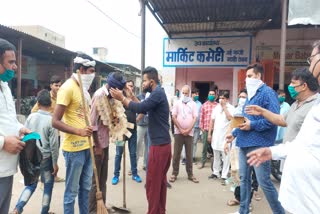 Tohana, sanitation workers were honored by wearing flower wares