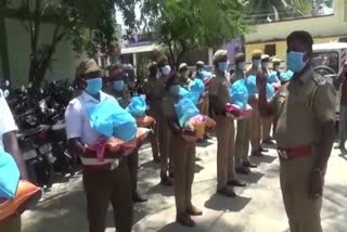 youngsters serving with chengalpattu police in curfew helped with household needs