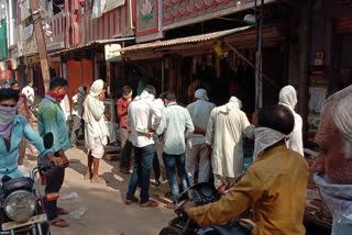 A large number of crowds gathered in the markets