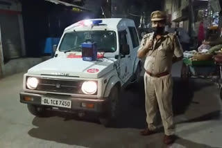 dabri police station SHO aware people over corona at night in delhi